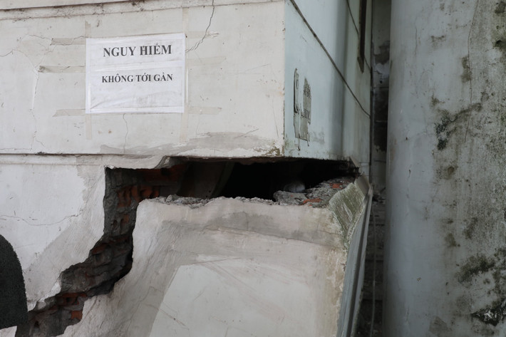 Kết cấu tường nứt toát, vết nứt kéo dài, hở to, nguy cơ đổ sập cao phải dán giấy thông báo "nguy hiểm không được tới gần".