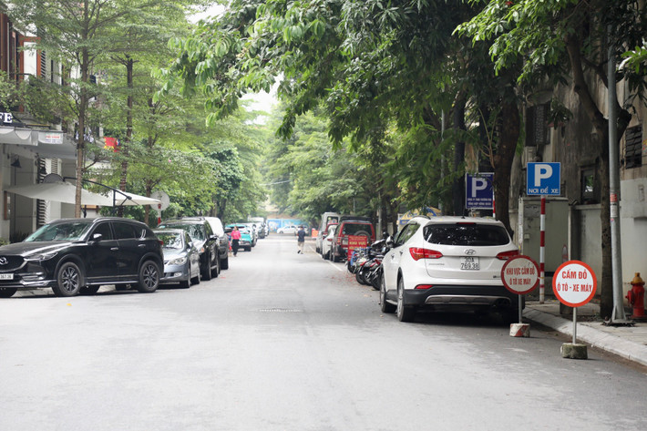 Một người dân tại ngõ 90 Nguyễn Tuân cho rằng, việc thí điểm trông giữ xe ô tô tại đây không hợp lý, thiếu căn cứ thực tế: “Cùng nằm tại khu vực dự án số 90 Nguyễn Tuân có tới 3 trường học: Trường Mầm non Bình Minh, Trường Tiểu học Nguyễn Tuân và Trường THCS Thanh Xuân Trung với khoảng 4000 học sinh. Mật độ dân cư cao, nhiều trường học, áp lực giao thông lớn mà ngõ đi thì bé, rất bất hợp lý. Hiện tại đang trong thời điểm nghỉ hè, sau khi học sinh quay trở lại học thì khu vực này chắc chắn sẽ ùn tắc nghiêm trọng”.
