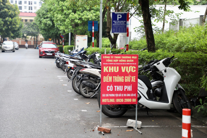 UBND quận Thanh Xuân cho biết, sau khi xem xét đề nghị của liên ngành, quận đã tiến hành tổ chức giao thông, cắm biển cấm dừng, cấm đỗ.