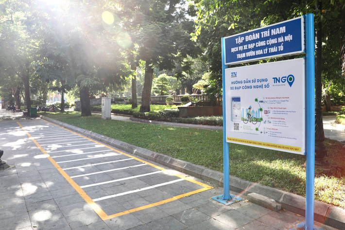 Trạm xe đạp công cộng tại vườn hoa Lý Thái Tổ (quận Hoàn Kiếm), mặc dù đã hoàn thành các hạng mục biển hướng dẫn, vạch sơn kẻ ô nhưng vẫn chưa có xe.