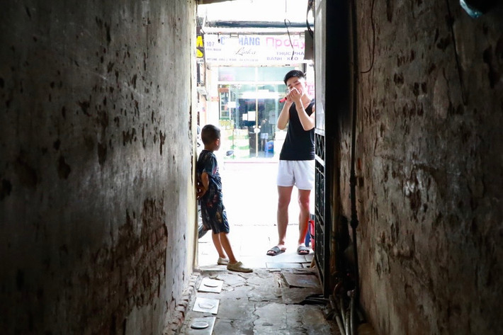 Anh Quang Anh, người dân sinh sống tại ngõ 102 Hàng Buồm cho biết: “Phố này còn rất nhiều ngõ. Sống ở đây nếu như không ra ngoài thì sẽ không thấy được ánh sáng mặt trời, không gian chật chội, khó chịu lắm. Ngày cũng như đêm, tối thui. Những con ngõ này có từ thời xưa, lịch sử để lại”.