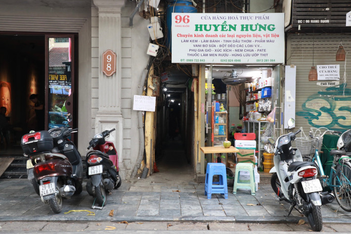 Cạnh đó, ngõ 96 Hàng Buồm cũng là một "địa đạo", khiến ai đi vào cũng như lạc vào "mê hồn trận".