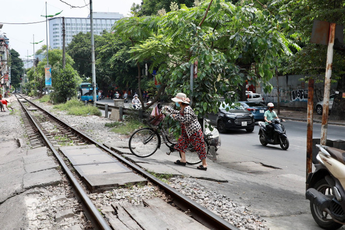 5 tháng đầu năm 2023, cả nước đã xảy ra gần 70 vụ tai nạn liên quan đến đường sắt, trong đó hơn 30 vụ xảy ra ở lối đi tự mở. Số vụ tai nạn còn lại xảy ra dọc đường sắt và tại đường ngang có cảnh báo tự động.