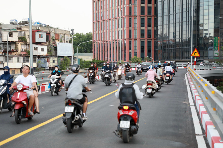 Các phương tiện di chuyển dễ dàng phía trên cầu.