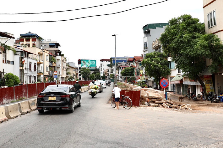 Vừa qua, Phó Chủ tịch UBND TP Hà Nội Nguyễn Mạnh Quyền đã ký văn bản số 1935/UBND-KTN yêu cầu Ban Quản lý dự án đầu tư xây dựng công trình giao thông Hà Nội làm rõ trách nhiệm của tổ chức, cá nhân có liên quan trong việc chậm tiến độ thi công đê hữu Hồng, đoạn từ nút giao Khách sạn Thắng Lợi đến cầu Nhật Tân (quận Tây Hồ).