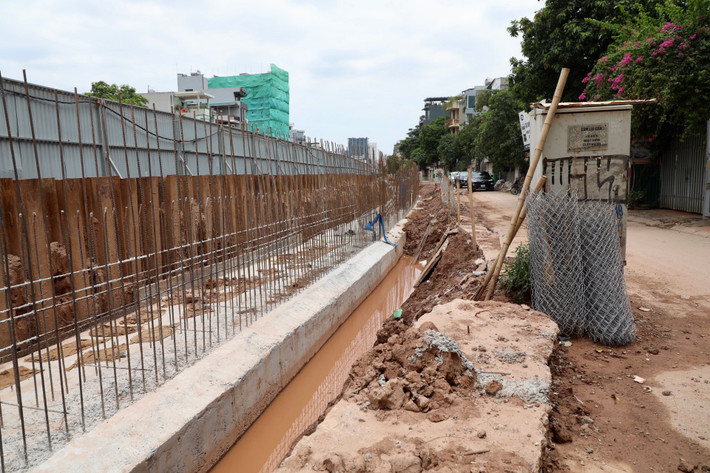 Đoạn đê hữu Hồng đối diện chùa Tứ Liên bị đào xẻ nhưng chưa được bồi đắp lại, nhiều đoạn ngập úng.