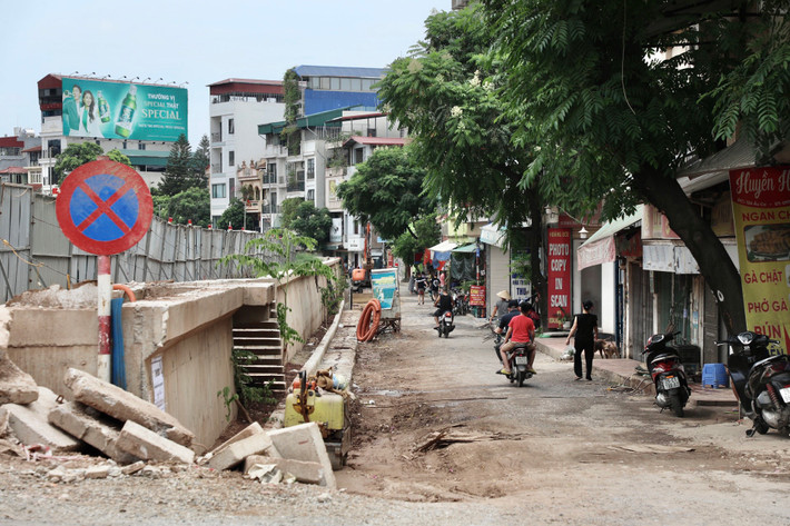 Để đáp ứng yêu cầu chống lũ ngày càng cao, hạn chế ùn tắc giao thông, thành phố Hà Nội đã giao Ban Quản lý dự án đầu tư xây dựng công trình giao thông thành phố làm chủ đầu tư thực hiện giai đoạn 2 dự án xây dựng công trình cầu vượt tại nút giao An Dương - đường Thanh Niên, trong đó có hạng mục thay thế kết cấu đê làm bằng đất thành đê bê tông đoạn từ K58+755 đến K62+500.