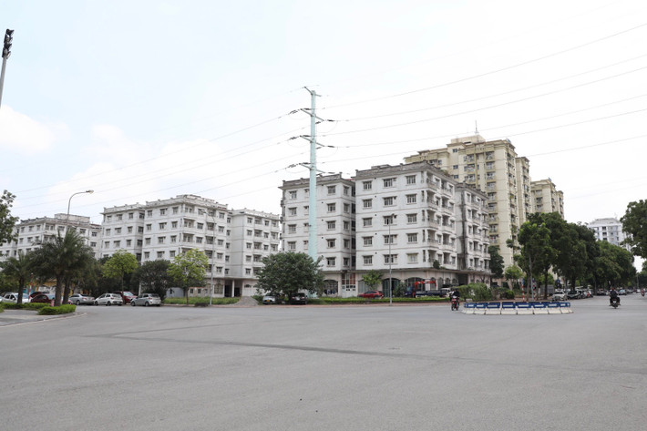 3 tòa nhà tái định cư N3 - N4 - N5 cao 6 tầng, với 150 căn hộ tại Khu đô thị Sài Đồng (phường Phúc Đồng, quận Long Biên, Hà Nội) dù nằm ở vị trí trung tâm của khu đô thị có hạ tầng giao thông thuận tiện, nhưng hàng chục năm qua không có người dân vào ở, gây lãng phí, nhếch nhác...