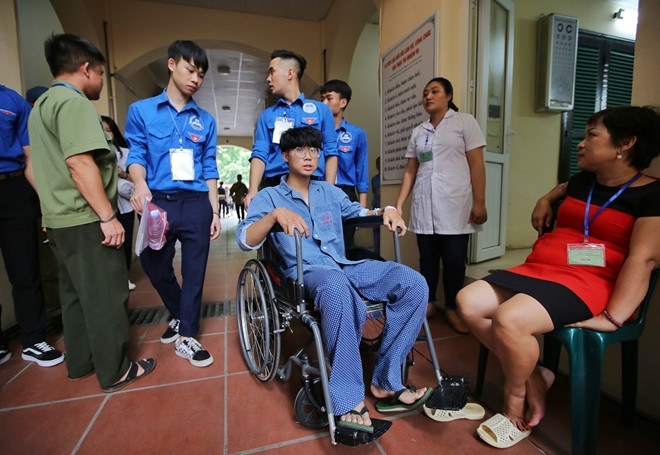 Thí sinh đầu tiên chính là em Nguyễn Mạnh Tân, học sinh trường THPT Trần Phú (Hoàn Kiếm, Hà Nội). Nguyễn Mạnh Tân vốn là một trong các đối tượng được đặc cách miễn thi THPT quốc gia 2019 do mới mổ ruột thừa được 3 ngày. Tuy nhiên, vì không muốn bỏ lỡ kỳ thi đáng nhớ của đời học sinh, Nguyễn Mạnh Tân vẫn quyết tâm đến tham dự kỳ thi.