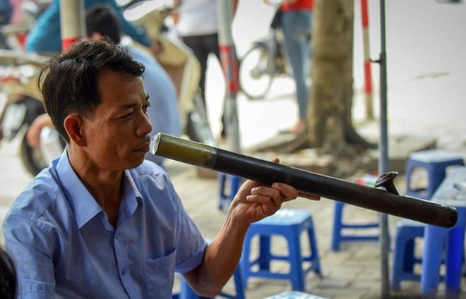 Anh Yên chia sẻ, những năm 1987, khi học hết bậc THCS, dù đỗ vào cấp 3, nhưng hoàn cảnh gia đình khó khăn, là anh cả trong một gia đình bố mẹ làm nghề nông, còn nhiều vất vả, ông đành phải gác lại giấc mơ học hành để tham gia sản xuất, cùng bố mẹ nuôi các em. "Các thí sinh trong phòng thi tưởng nhầm tôi là giám thị. Biết mình cũng là thí sinh, nhiều cháu rất ngạc nhiên. Mọi người đều rất ủng hộ, chúc tôi thi tốt, thậm chí còn hỏi có cần giúp đỡ gì không", ông Yên vui vẻ nói. Ảnh: Việt Linh.