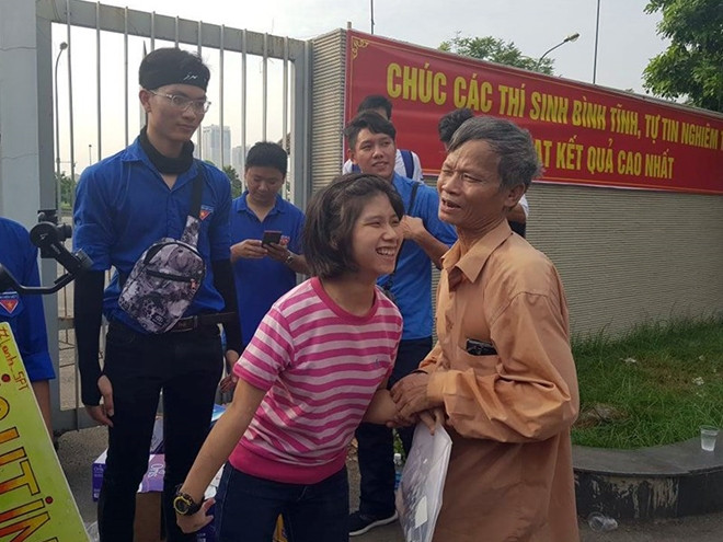 Bố của Hiền, ông Lê Tiến Quý chia sẻ Hiền mất mẹ khi vừa mới chào đời. Dù bị khuyết tật nặng, viết chậm, nói chậm, hơn 10 năm gắn với Bệnh viện Nhi Thụy Điển do sức khỏe yếu nhưng em vẫn quyết tâm đi thi. Hàng ngày, Hiền ôn bài đến 3 giờ sáng. "Cũng không biết em có làm được bài không, nhưng thấy con quyết tâm nên tôi cũng rất ủng hộ", ông nói.