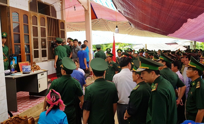 Đông đảo người dân và các chiến sĩ đến thắp hương