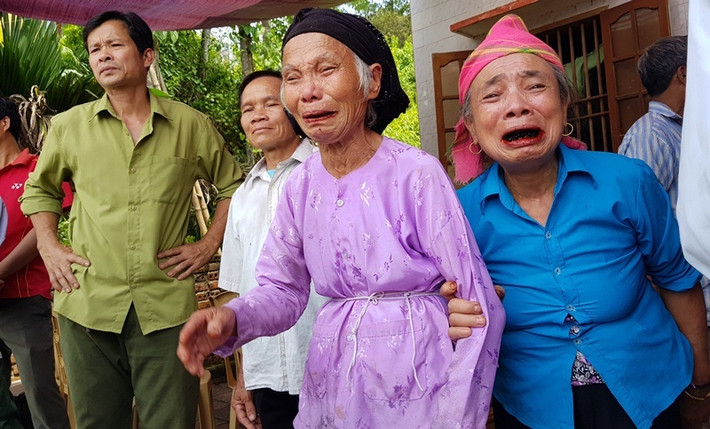 Người dân xã Bát Mọt tiếc thương cho chiến sĩ Nhất. Trước đó, vào hồi 14h30 chiều qua, đồn biên phòng Bát Mọt phối hợp với Phòng Phòng chống ma túy và tội phạm, Bộ đội Biên phòng Thanh Hóa tổ chức tuần tra, kiểm soát trên khu vực biên giới.