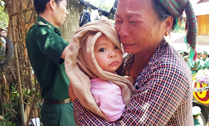 Con gái út của anh Nhất mới 1 tuổi . Các chiến sĩ bị thương gồm: Thiếu tá Vi Văn Nhất (SN 1983), sỹ quan điều tra, đội đặc nhiệm phòng chống ma túy và tội phạm, Bộ đội Biên phòng Thanh Hóa; Trung úy Nguyễn Bình Minh và Vũ Xuân Phương thuộc đồn biên phòng Bát Mọt.