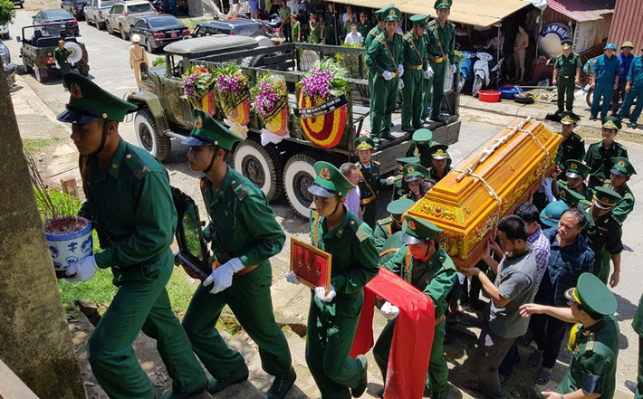 Quá trình kiểm soát hành lý, bất ngờ có 1 đối tượng khác nấp ở gần đó dùng súng bắn vào đội tuần tra để giải cứu đối tượng, khiến 3 chiến sĩ bị thương.