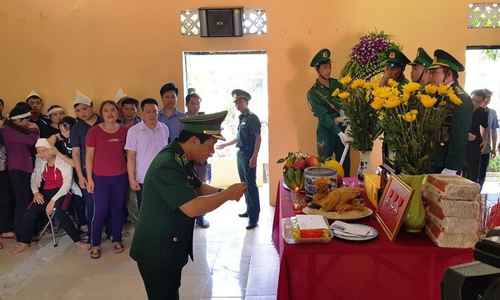 Từ sáng sớm, các đoàn của Bộ Quốc phòng và chính quyền địa phương đã có mặt. Bên linh cữu chồng, chị Lương Thị Chon (SN 1992) không ngừng gọi tên anh - Thiếu tá biên phòng Thanh Hóa hi sinh khi bắt ma túy.