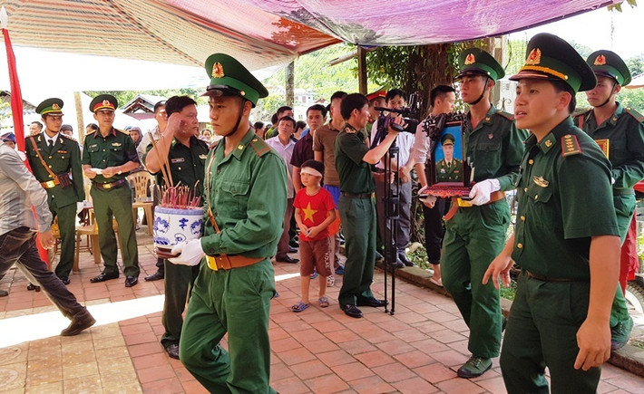 Bát hương và di ảnh được các chiến sĩ đưa về nhà