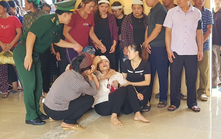 Chị Chon khóc ngất bên quan tài chồng. Hàng trăm người dân đến tiễn biệt anh, ai cũng xót xa không thể cầm được nước mắt khi thấy ánh mắt thơ ngây của hai con gái nhỏ của anh chị, mới lên 1 và 4 tuổi.