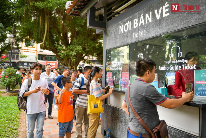 Đến trưa tại phòng vé, lượng sĩ tử cùng bạn bè, người thân vẫn tấp nập đổ về Văn Miếu - Quốc Tử Giám cầu thi tốt, đỗ đạt trước thềm kì thi THPT Quốc. (Ảnh: Người đưa tin)