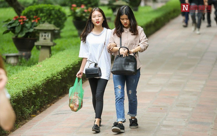 Trung bình trong những ngày này, khu di tích Văn Miếu - Quốc Tử Giám đón tiếp từ 2.000 đến 3.000 lượt người đến tham quan, đi lễ để cầu may, tăng khoảng 30% so với bình thường. (Ảnh: Người đưa tin)