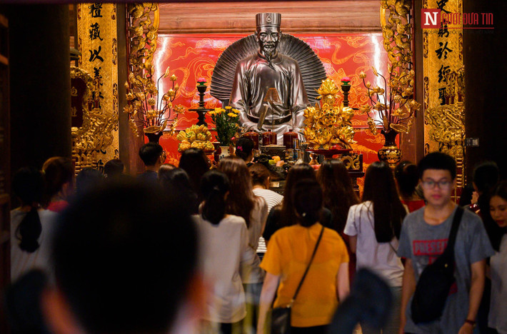 Đã thành thông lệ, thời điểm này, nhiều bạn trẻ thường đến trường đại học đầu tiên của Việt Nam để làm lễ trước kỳ thi quan trọng và chụp ảnh khi chuẩn bị ra trường. (Ảnh: Người đưa tin)