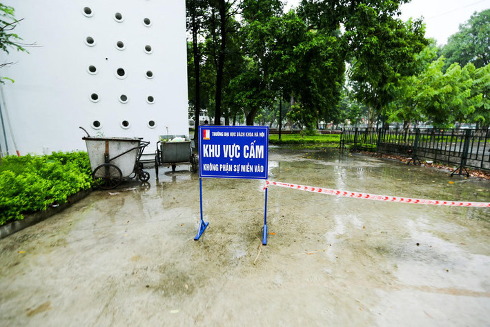 Trong các kỳ thi THPT quốc gia, Trường ĐH Bách khoa Hà Nội tham gia chủ lực vào nhiều khâu của công tác thi cử ở các tỉnh thành có lượng thí sinh dự thi đông. Năm 2019, trường là một trong 5 đơn vị được giao nhiệm vụ coi, chấm thi trắc nghiệm tại tỉnh Thanh Hóa. Năm 2018, trường phối hợp tổ chức thi trên địa bàn Hà Nội. Trong kỳ thi năm 2018, đã có khoảng 600.000 đề thi được sao in đảm bảo an toàn tuyệt đối. Người không có trách nhiệm, tuyệt đối không được vào khu vực in sao đề thi. Phòng in sao đề là một hội trường rộng, có khu vực nhà tắm, nhà vệ sinh riêng và nằm khép kín trong hội trường. Ban ngày, các cán bộ làm việc. Tối đến, hội trường được phân ra 2 khu vực ngủ riêng dành cho nam và nữ.