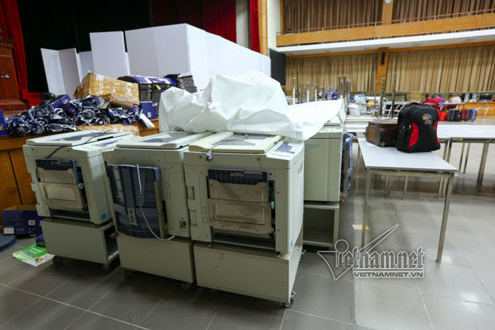 Trước khi in sao đề thi, Trưởng Ban In sao đề thi phải kiểm tra đảm bảo có các phương tiện thiết bị phục vụ in sao đề thi như: máy photo siêu tốc (khổ giấy A4 hoặc A3, tốc độ tối thiểu 90 - 130 bản một phút; độ phân giải tối thiểu 400/600 dpi,..), máy sắp xếp tài liệu và máy đếm trang (nếu có),... Khi kiểm tra phải lập biên bản đảm bảo các máy móc, thiết bị không gắn bộ phận thu phát và không nối mạng Internet.