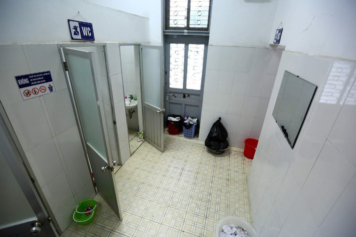 Phòng in sao đề là một hội trường rộng, có khu vực nhà tắm, nhà vệ sinh riêng và nằm khép kín trong hội trường.