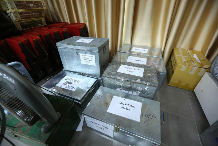 Trong những ngày in sao đầu tiên, các cán bộ gần như phải làm việc từ 8 giờ sáng đến 8 giờ tối. Tiến độ làm việc phải cực kỳ khẩn trương nhưng cũng hết sức cẩn thận, không được phép sai sót. Công việc không có gì căng thẳng, nhưng khá nhàm chán, ví dụ như cứ phải ngồi một chỗ dập ghim liên tục.