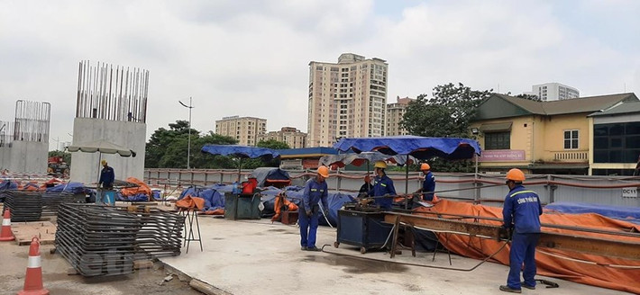 Công nhân đang uốn khung sắt để thi công cho hạng mục đổ bê tông thân trụ. (Ảnh: Việt Hùng/Vietnam+)