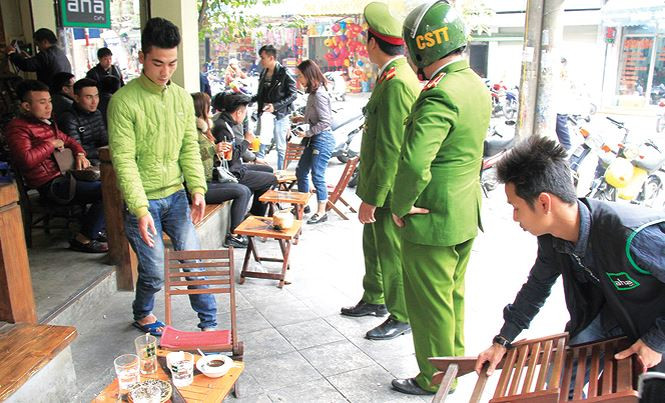 Sau TP HCM, Hà Nội cũng đã mạnh tay xử lý tình trạng lấn chiếm vỉa hè, lòng đường, đặc biệt trên khu vực phố cổ.