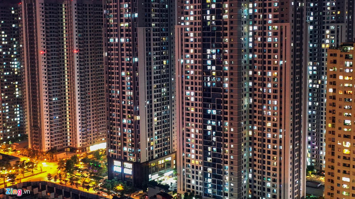 Nằm ở cửa ngõ phía Tây thủ đô Hà Nội, khu tổ hợp nhà ở - văn phòng dịch vụ Goldmark City được xây dựng trên quy mô 12,17 ha với 9 khối nhà cao 40 tầng và gần 5.000 căn hộ. Giá mỗi căn hộ ở đây đang được chủ đầu tư rao bán trung bình từ 25 triệu đồng/m2.