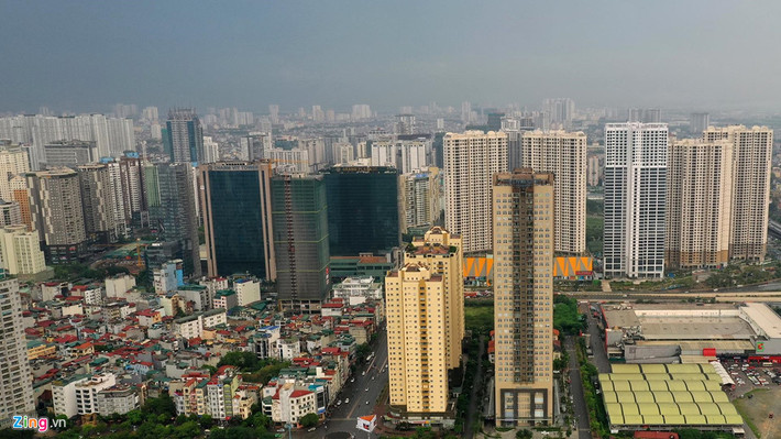Đằng sau vẻ hào nhoáng, hiện đại của hàng trăm nghìn căn hộ cao cấp là bài toán hạ tầng đến nay vẫn chưa có lời giải.