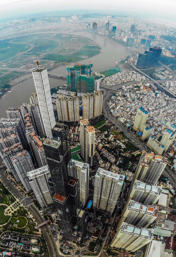 Còn tại TP.HCM tình hình cũng tương tự. Đường Nguyễn Hữu Cảnh dài chưa tới 3 km nhưng có tới hơn 17.000 căn hộ chung cư. Các dự án nằm trên trục đường này gồm có The Manor, Saigon Pearl, Vinhomes Central Park, Vinhomes Golden River, SunWah Pearl và Centennial Bason. Các dự án đều được xếp trong nhóm chung cư trung và cao cấp, trong đó có tổ hợp chào bán căn hộ với giá lên tới hàng trăm triệu đồng/m2.