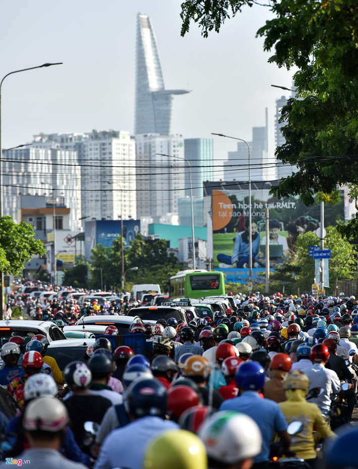 Hậu quả nhãn tiền của việc chung cư mọc ồ ạt phá vỡ quy hoạch là cơ sở tầng giao thông thêm phần quá tải. Hà Nội và TP.HCM đang bế tắc trong việc tìm giải pháp giải quyết vấn đề giao thông.