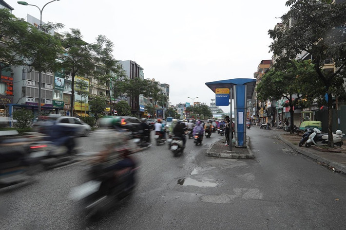 Các phương tiện di duyển cả mặt trước và mặt sau của trạm xe buýt.