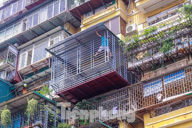 "Chuồng cọp" tại căn hộ số 511, tập thể A6 Giảng Võ đang được hoàn thiện nổi bật hơn hẳn với xung quanh khi đua ra thành hẳn một phòng, một căn hộ