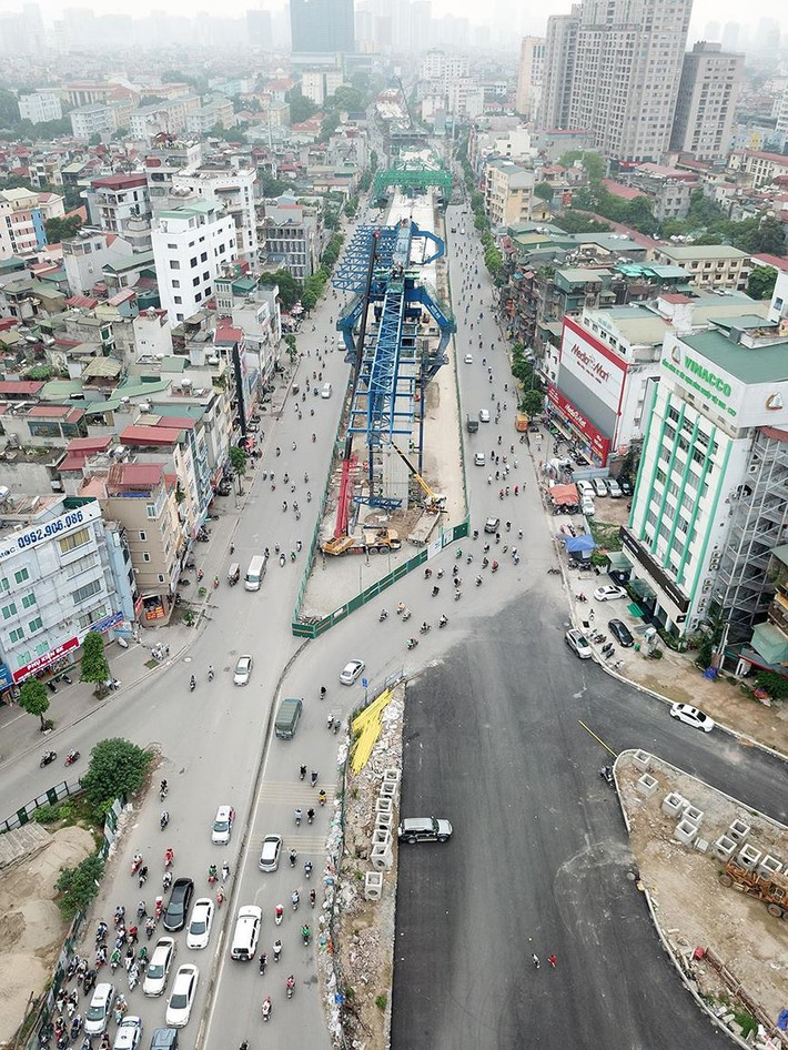 Sau khoảng một năm triển khai, hiện hàng mố trụ phục vụ cho việc hình thành cầu chính đã kết nối với nhau bằng bề mặt đường được đúc luôn ngay trên mố trụ.