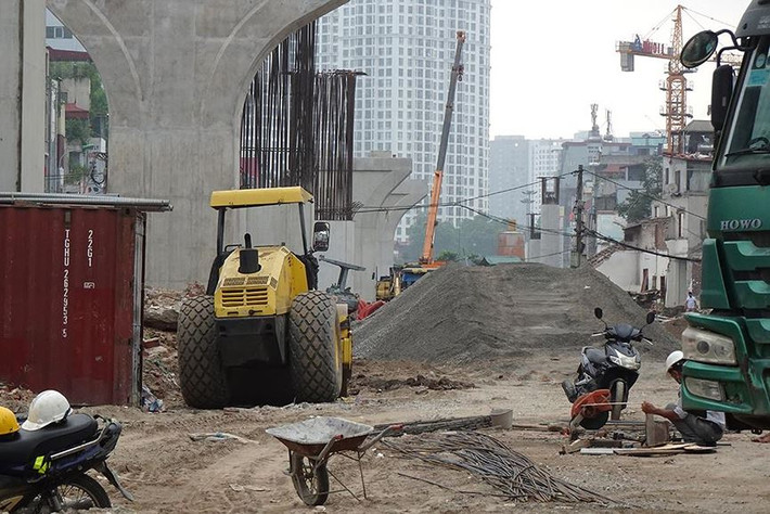 Phía gần cầu vượt Ngã Tư Sở, bề mặt cầu cũng đang được đơn vị thi công chuẩn bị thực hiện đúc trong nay mai.