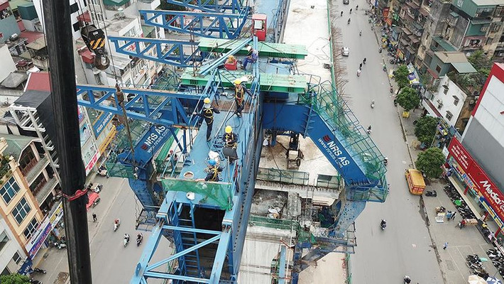 Công nhân đang làm việc hối hả trên công trường xây dựng tại nút giao gần ngã tư Vọng.