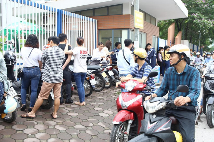 Theo lịch thi, 8h sáng 2/6, các TS sẽ bắt đầu làm bài thi môn ngữ văn, với thời gian 120 phút. 14h30 chiều, các TS thi môn toán trong thời gian 120 phút. Từ 8 – 10h30 sáng 3/6, các TS thi 2 môn ngoại ngữ và lịch sử. Chiều cùng ngày, các TS thi vào các trường chuyên sẽ dự thi các môn chuyên.