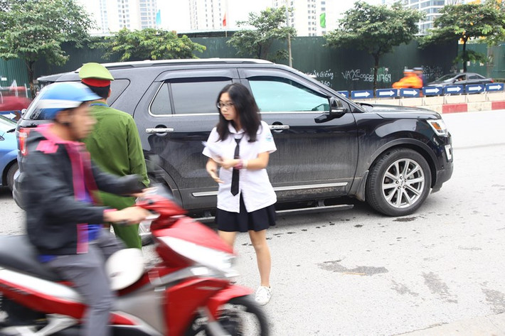 Công an có mặt để phân luồng giao thông.