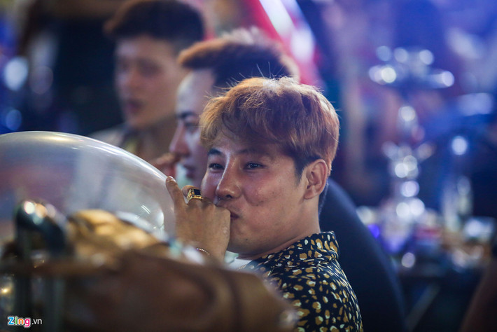 Và sau đó, họ sẽ có những phút giây ảo giác, bên cạnh ly bia, đĩa mồi, ngay trên lòng đường ở phố Tây.