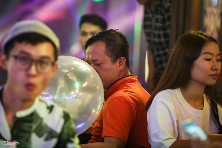 Người hít khí này có cảm giác lâng lâng, phấn khích và cười vật vã.