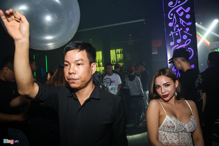 Chưa dừng lại ở đó, các vũ trường, quán bar tại đây cũng tràn ngập loại khí gây cười này.