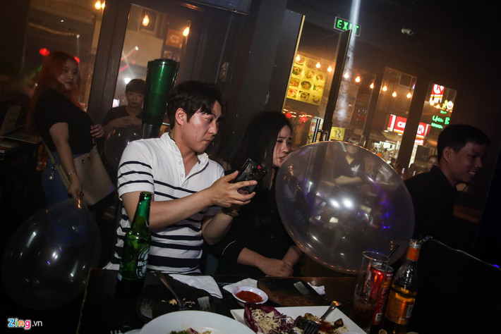 Từ người trẻ đến kẻ già, khi đến phố Bùi Viện, họ thường "phê pha" khí cười N2O.