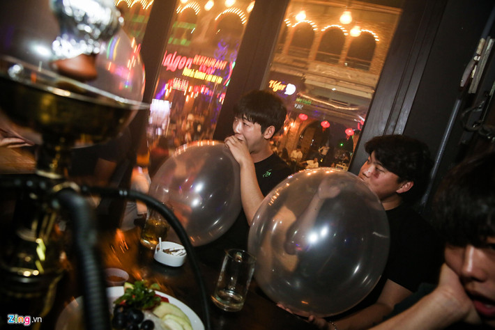 Trong tiếng nhạc xập xình, ngoài ly bia, rượu, đĩa trái cây, shisha trên bàn nhậu, "mốt" thời thượng là miệng phải ngậm bóng cười.