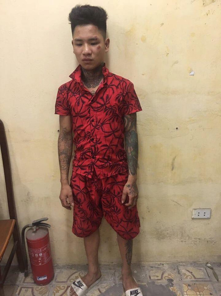 Trần Văn Phương sau đó đã bị khống chế, đưa về cơ quan công an để giải quyết.