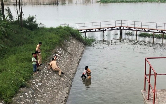 CSGT luôn là lực lượng quan trọng bảo đảm an toàn giao thông cho nhân dân, thậm chí còn sẵn sàng giải nguy nếu gặp trường hợp khẩn cấp. Phát hiện bé gái đang chới với giữa dòng nước sâu, một chiến sỹ CSGT Công an huyện Duy Tiên (Hà Nam) liền nhảy xuống đưa cháu bé vào bờ an toàn, kịp thời cứu giúp cháu bé khỏi chết đuối.