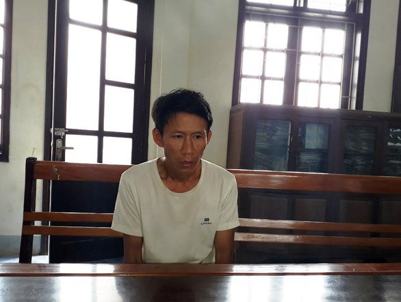 Chân dung Lê Văn Hùng đang bị công an huyện Can Lộc tạm giữ để làm rõ hành vi chống người thi hành công vụ. Chiều 2/5, trên quốc lộ 15 đoạn qua địa bàn xã Mỹ Lộc (Can Lộc) xảy ra vụ tai nạn giao thông giữa hai ôtô, khiến Lê Hữu Hòa (36 tuổi, trú ở xã Sơn Lộc) bị thương nặng. Khi cảnh sát giao thông Công an huyện Can Lộc đang khám nghiệm hiện trường vụ tai nạn, anh trai của nạn nhân là Lê Văn Hùng đến hiện trường, có hành vi ngăn cản và chửi bới, xúc phạm tổ công tác.